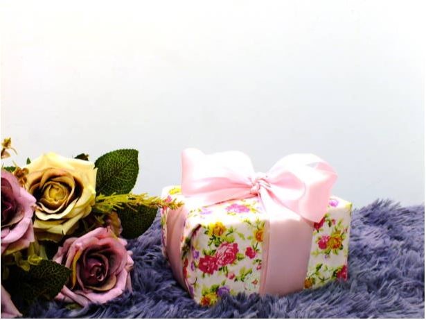 how to incorporate flowers into your gift wrapping