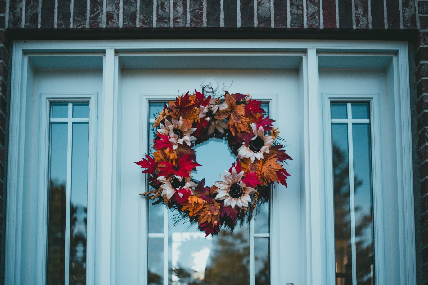 12 Ideas to Decorate with Artificial Flowers in Winter - Saffron's Decor